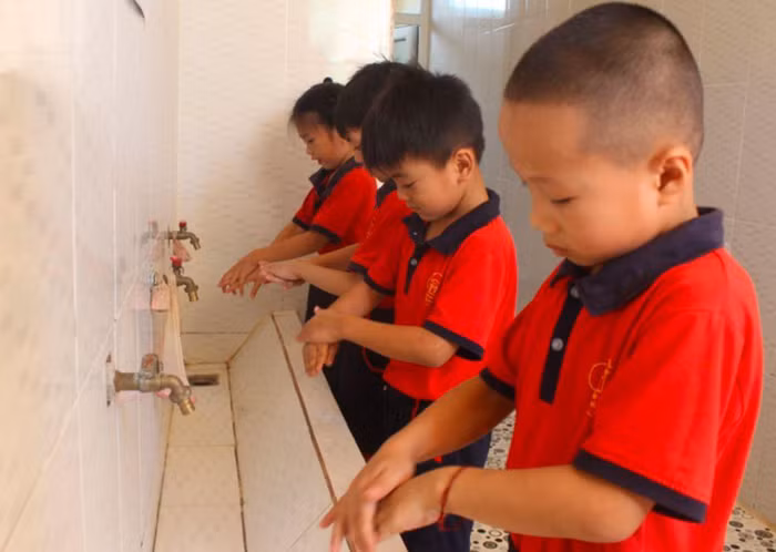 Học sinh trường mầm non Xuân Phong, xã Hợp Phong (Cao Phong) thực hành rửa tay đảm bảo vệ sinh tại trường học. (Ảnh: Báo Hòa Bình)