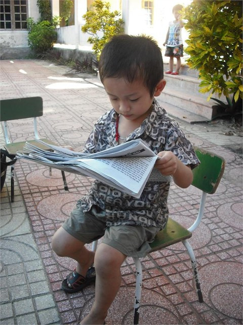 Đa số trẻ em đều thích đọc báo (Ảnh minh họa)