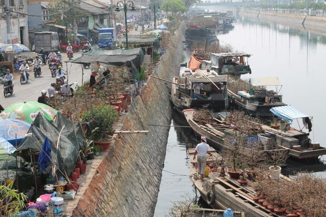 Nhiều thế hệ đã gắn bó với những chuyến ghe xuôi ngược từ miền Tây - Sài Gòn vào mỗi dịp tết đến xuân về. Họ sống trên sông, xem ghe là nhà, là chợ. Đó là một nét đặc trưng của chợ hoa "trên bến dưới thuyền", và khiến không ít người Sài Thành nhớ quê da diết.
