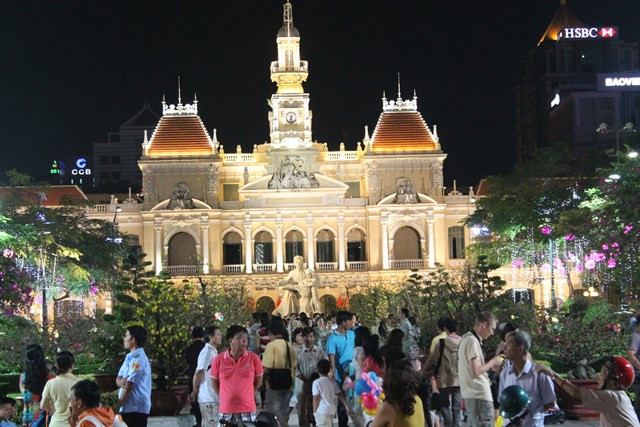 UBND TP.HCM cũng đông nghịt người đến tham quan trong khi chờ đợi giao thừa