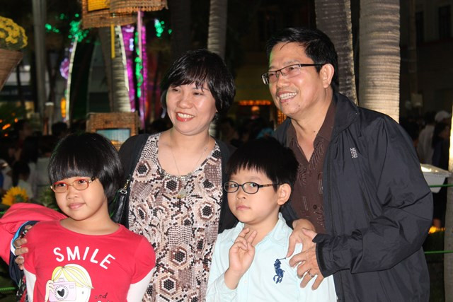 Cả gia đình cùng đến tham quan và tận hưởng niềm vui ngày khai mạc