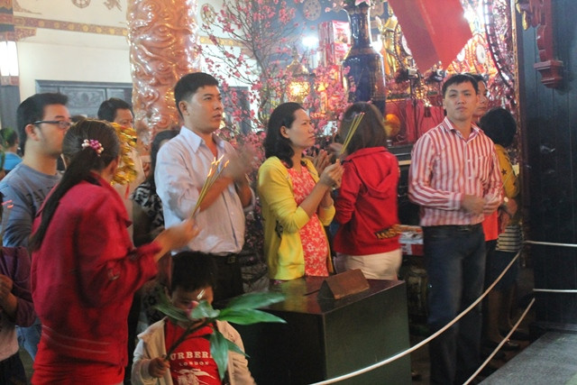 Cầu nguyện trong chánh điện chùa Vĩnh Nghiêm