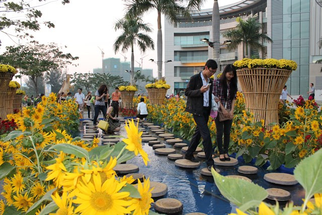 Đường hoa thu hút nhiều bạn trẻ, nhất là các cặp tình nhân đến tham quan và chụp hình lưu niệm