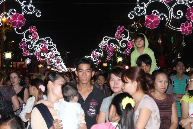 Rất đông người dân tập trung trên các tuyến đường trước giờ khai mạc