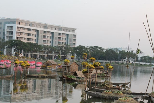 Điểm nhấn thứ hai chính là khu chợ nổi miền Tây, được tái hiện trên mặt hồ Bán Nguyệt rộng hơn 10 ha