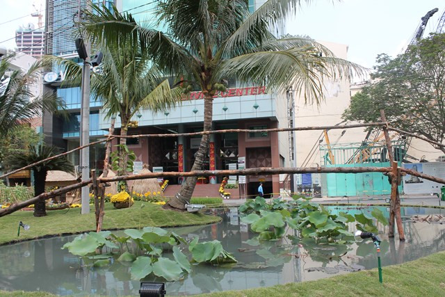 ...Và không thể thiếu những cây cầu khỉ, ao sen