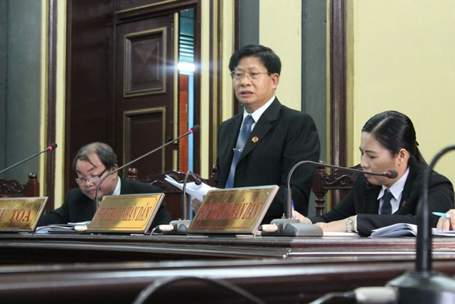 Chủ tọa phiên tòa bắt đầu tuyên án đối với các bị cáo