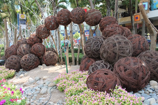 Một khu gồm nhiều cây khô, sỏi đó thể hiện sự thay đổi khí hậu và tuyên truyền thông điệp đến với mọi người hãy bảo vệ môi trường