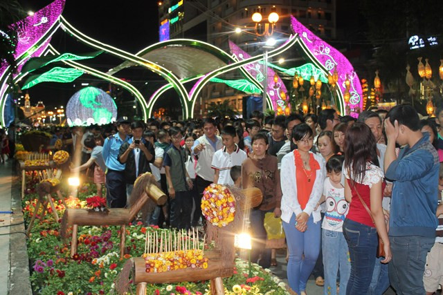 Trong khi đó, nhiều người vẫn phải nhích mình di chuyển và tìm khoảng trống để chụp ảnh