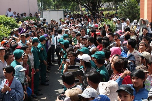 Mặc dù phiên tòa đã kết thúc nhưng đông đảo người dân ở lại để chờ xem tận mặt hai bảo mẫu hành hạ trẻ em được dẫn ra xe công an.