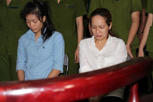 Hai bảo mẫu hành hạ trẻ em bật khóc khi bị tuyên án 3 năm tù