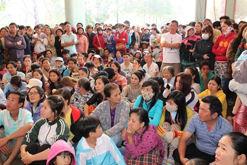 Người dân theo dõi qua màn hình trực tiếp phiên tòa ở bên ngoài hội trường nhà thiếu nhi quận Thủ Đức