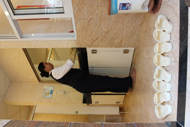 Người sử dụng được yêu cầu bỏ giày dép bên ngoài, chỉ được sử dụng dép nhựa có sẵn ngay cửa nhà vệ sinh khi vào bên trong