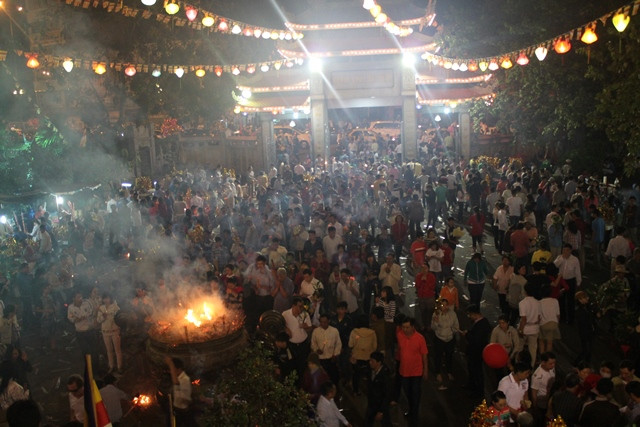 Tại chùa Vĩnh Nghiêm vào thời khắc giao thừa đông nghịt người đến hái lộc, cầu phúc