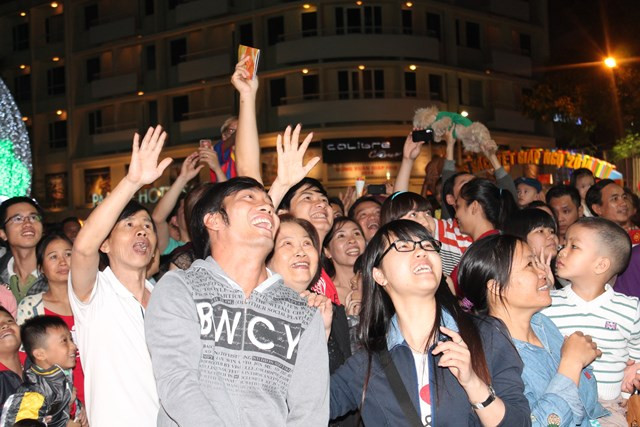 Đông đảo người dân vui tươi, hào hứng khi đường hoa chính thức mở cửa