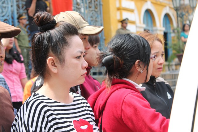 Nhiều người thân nhìn các bị cáo lần cuối khi xe bắt đầu di chuyển