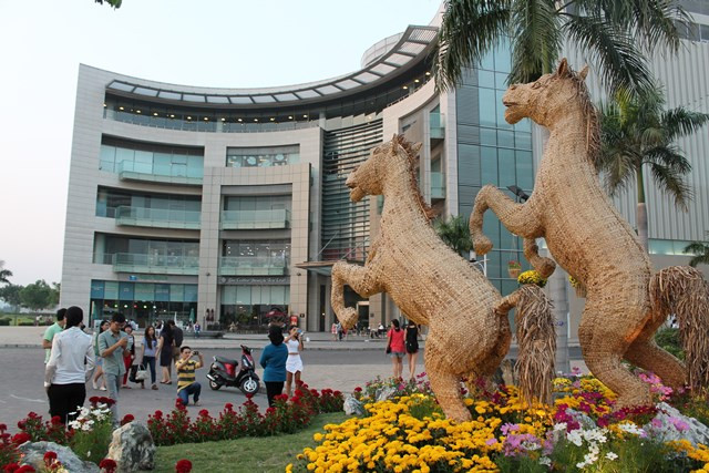 Đông đảo du khách tham quan và chụp hình với linh vật năm 2014