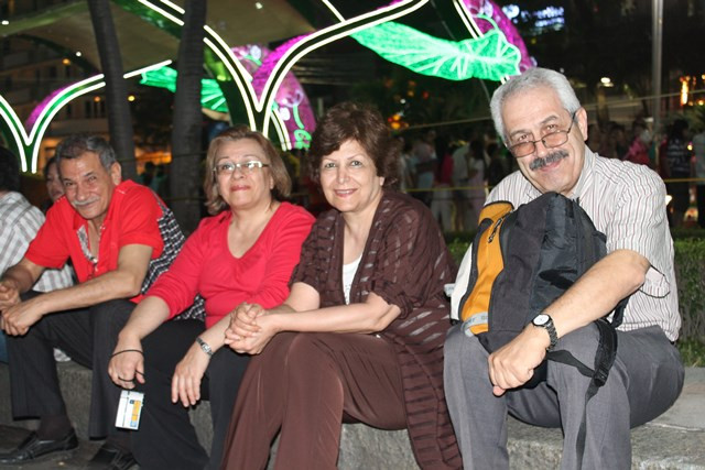 Trước đó, hàng vạn người đã đổ xô về các tuyến đường để chờ đợi thời khắc giao thừa. Trong ảnh là những du khách quốc tế cũng ngồi chờ năm mới