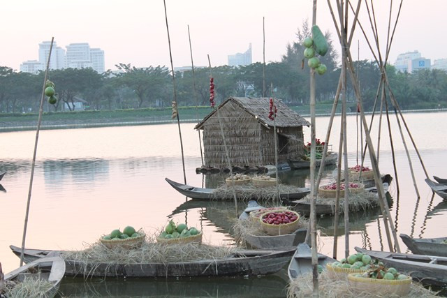 Những chiếc thuyền ghe chở đầy nông sản, hoa tết tắp nập trên sông nước