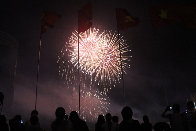 Hàng vạn người chiêm ngưỡng những màn pháo hoa rực rỡ trong tiếng reo hò