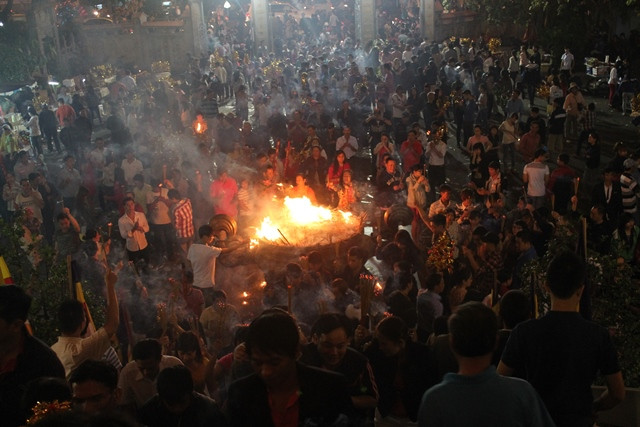 Đông nghịt người thắp hương tại sân chùa