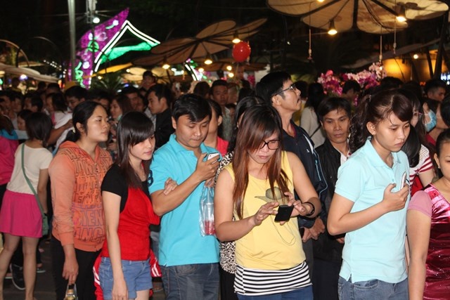 Tranh thủ chụp lại cảnh vật độc đáo nơi đây