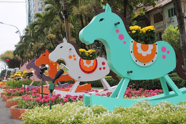 Những chú ngựa và chuồn chuồn được cách điệu trong rất ngộ nghĩnh