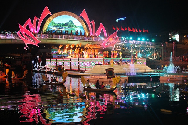 Chương trình văn nghệ tại chào đón xuân mới tại sân khấu nước trên kênh Tàu Hủ - Bến Nghé