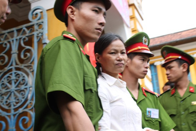 Các bị cáo được dẫn ra xe sau khi phiên tòa kết thúc