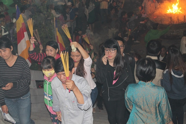 ...Và di chuyển vào chánh điện để được thắp hương trên bàn thờ Phật