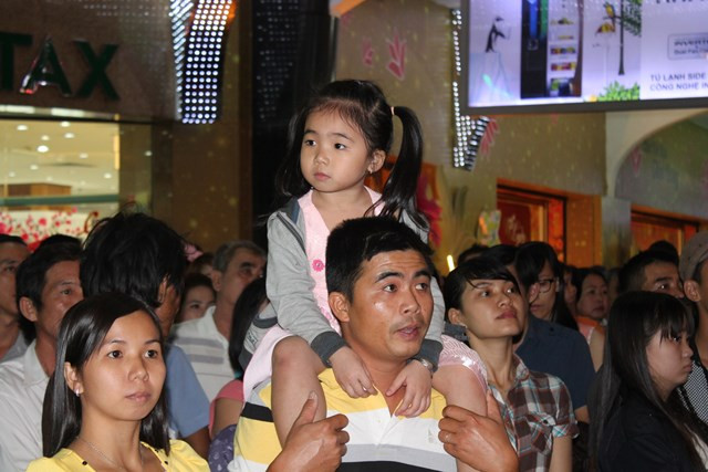 Những bé lớn hơn được bố bế trên vai