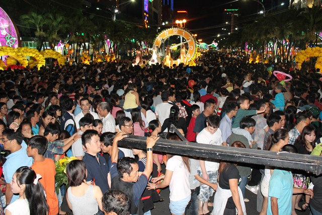 &quot;Biển người&quot; nhanh chóng được tạo ra ngay khi đường hoa mở cửa