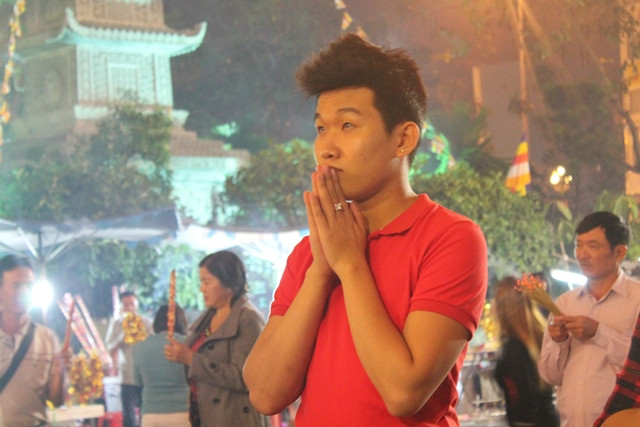 Không chỉ có những người lớn tuổi mà còn có rất nhiều bạn trẻ đi chùa vào đêm giao thừa