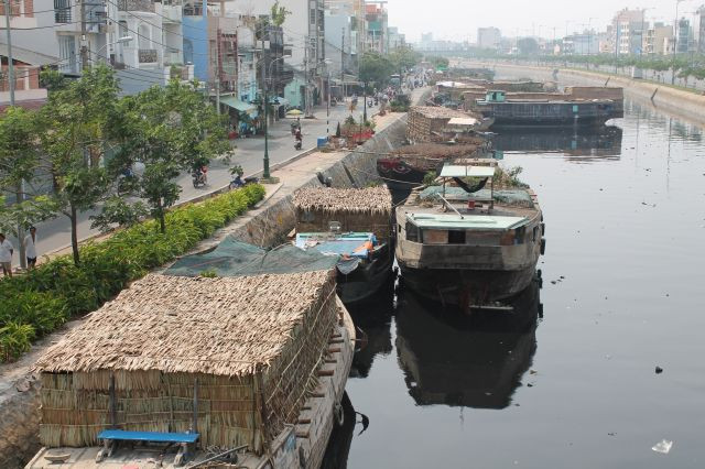 Hàng ngàn tàu ghe chở hoa từ miền Tây về cập bến Bình Đông (Quận 8, TP.HCM)