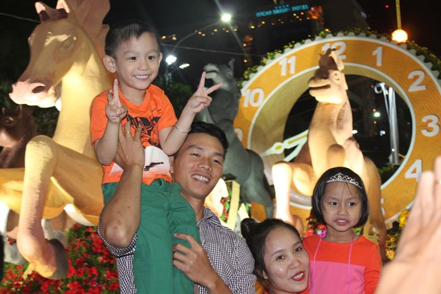 Và nhiều gia đình tranh thủ tham quan đường hoa và chụp ảnh