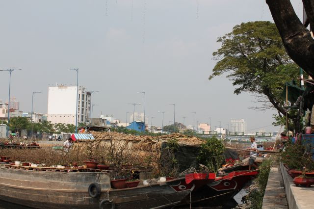 Không còn là những nhà máy xay xát mà thay vào đó là những ngôi nhà hiện đại ven bờ kênh...