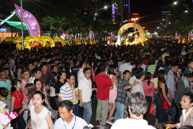 ....Toàn bộ đường hoa không còn chỗ trống, mọi người phải nhích từng tí để di chuyển