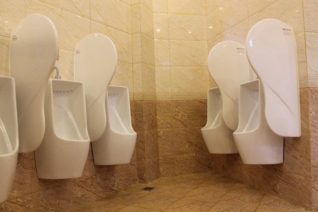 Toàn bộ các bồn tiểu được trang bị hệ thống cảm ứng xả nước tự động