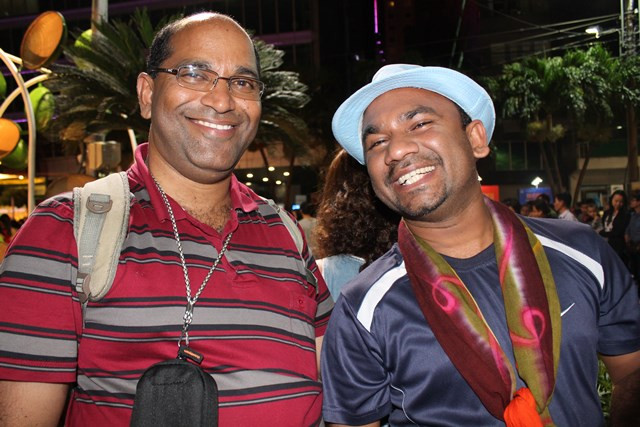 Nhiều du khách nước ngoài thích thú với vẻ đẹp và cảnh tượng tại đây