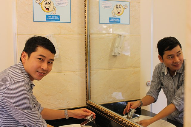 Nhiều người sử dụng cảm thấy thích thú và hứng khởi trước vẻ hiện đại của nhà vệ sinh đạt chuẩn 4 - 5 sao