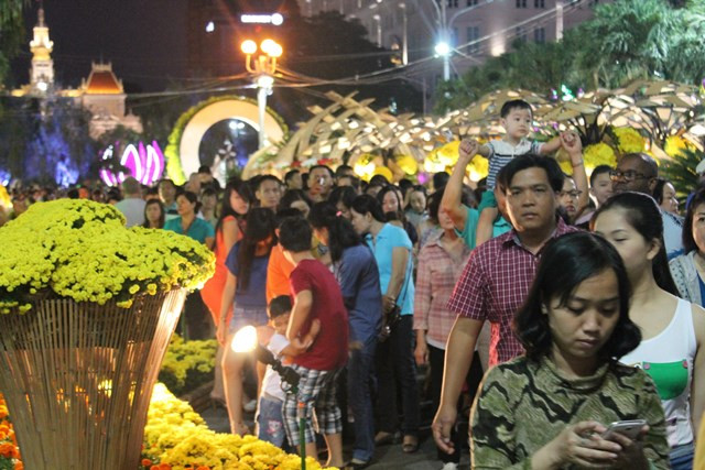 Trong khi đó, tâm điểm đường hoa Nguyễn Huệ luôn ở trong tình trạng quá tải