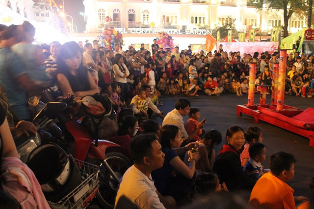 Xem múa lân sư rồng diễn ra trước thời điểm bắn pháo hoa