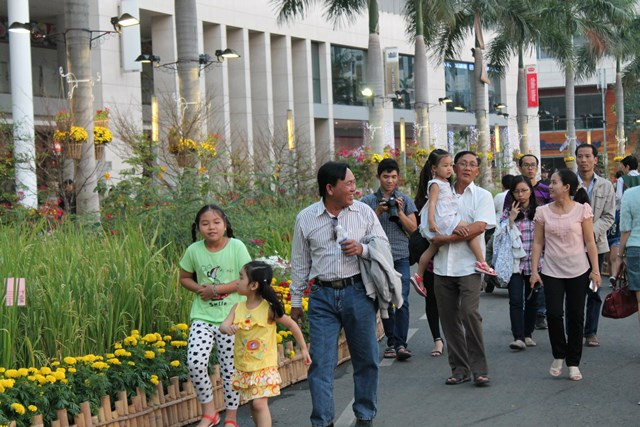 Nhiều thế hệ trong gia đình cùng xuống đường hoa tham quan