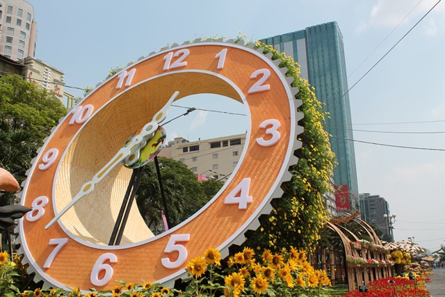 Chiếc đồng hồ khổng lồ được các chú tuấn mã kéo tung vó