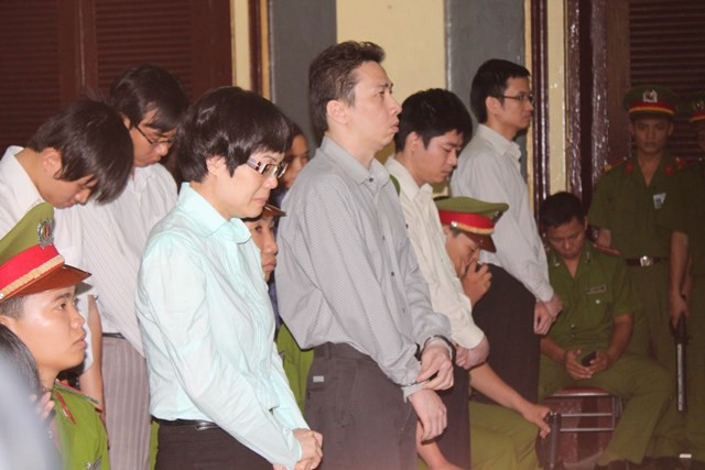 &quot;Siêu lừa&quot; Huyền Như bật khóc khi tòa tuyên bản án chung thân