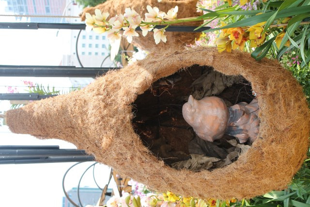 Một tổ chim được trang trí giống y như thật