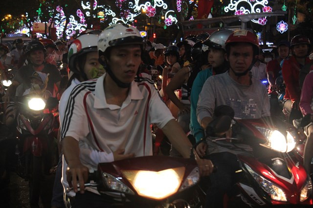 Hơn 19h, các tuyến đường đổ về trung tâm thành phố đã kẹt cứng