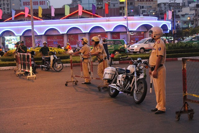 Lực lượng cảnh sát giao thông phong tỏa tuyến đường Lê Lợi để người dân được đi bộ vào tham quan đường hoa Nguyễn Huệ