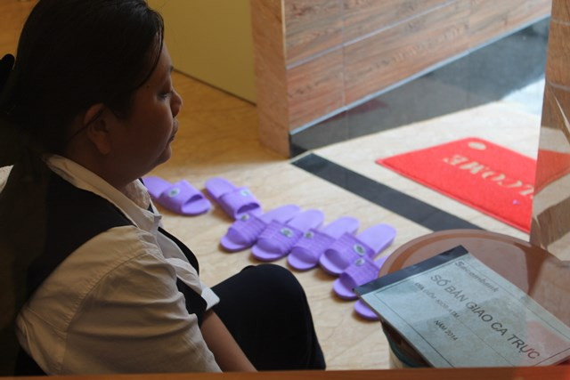 Nhà vệ sinh hoạt động từ 5h sáng đến 22h tối, mỗi ngày chia làm 2 ca trực