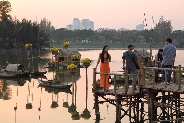 Nhiều du khách thích thú tạo dáng trước khu chợ nổi miền Tây